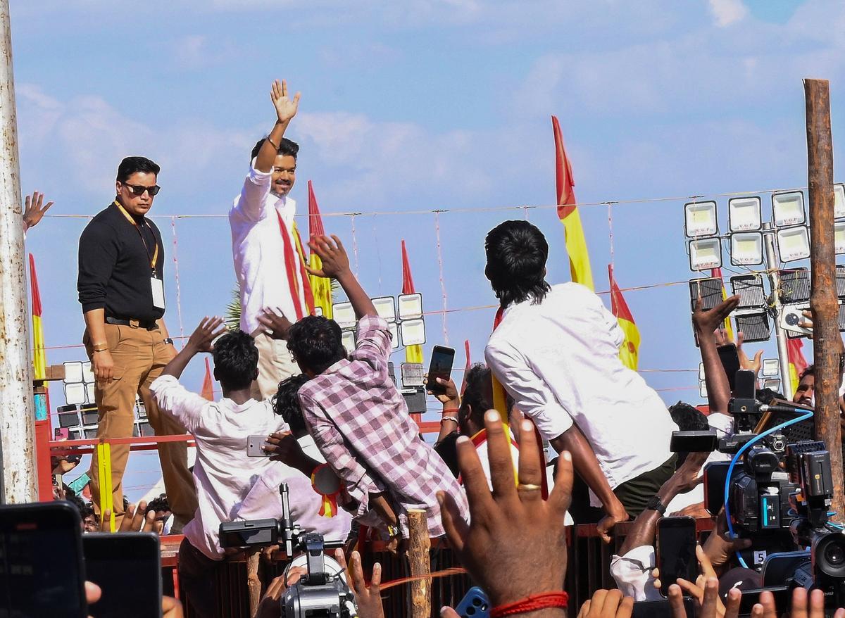 விஜய் மாநாட்டில் தொண்டர் தூக்கி வீசப்பட்ட விவகாரம்: வழக்கு மதுரைக்கு மாற்றம்